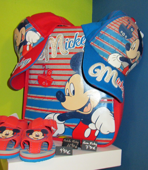 Conjunto de Mickey Mouse: bandolera, gorra y sandalias