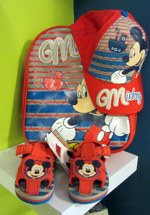 Conjunto de Mickey Mouse: mochila, gorra y sandalias